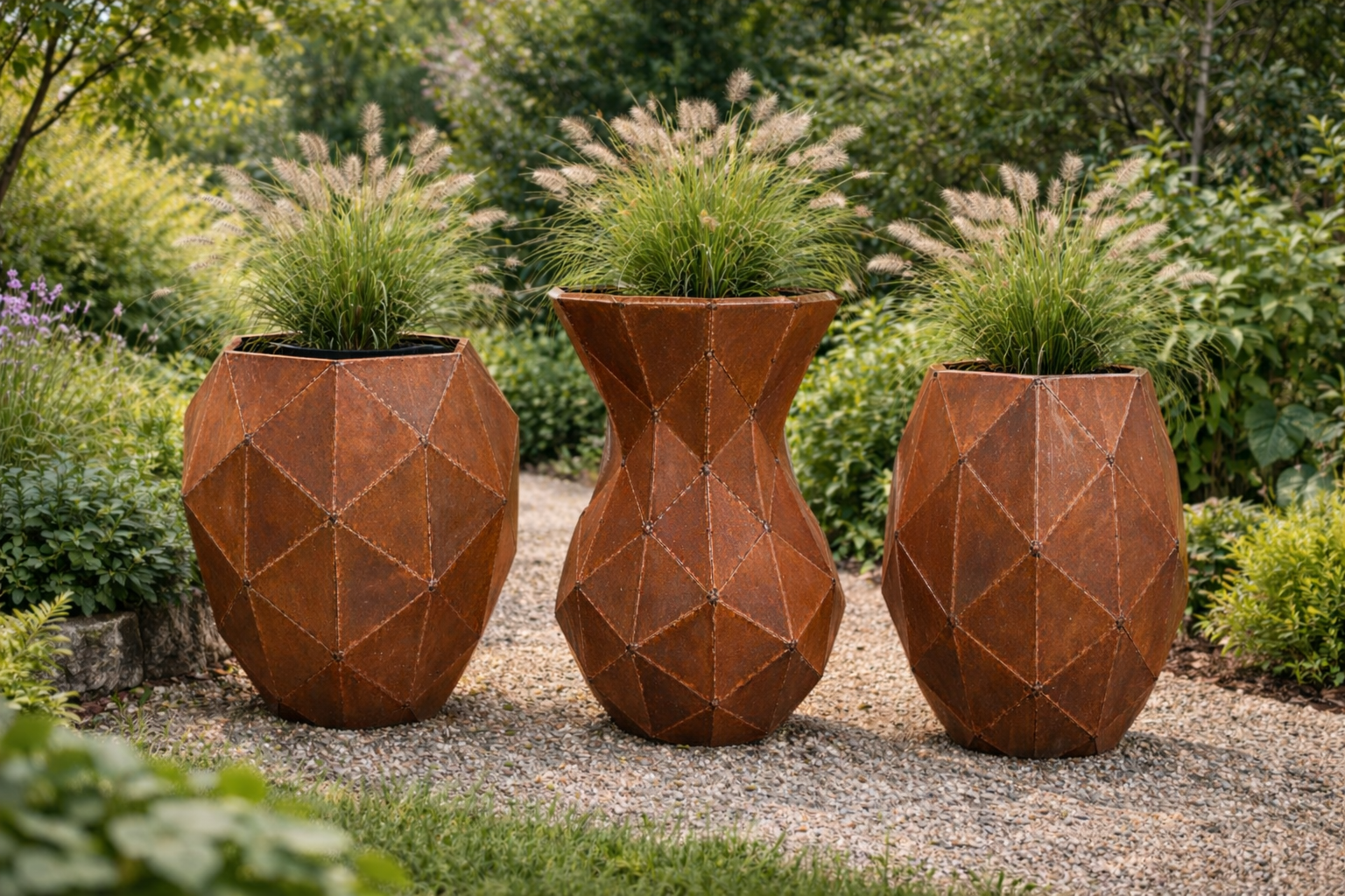 Kovový designový prvek – Váza (polygonální design)