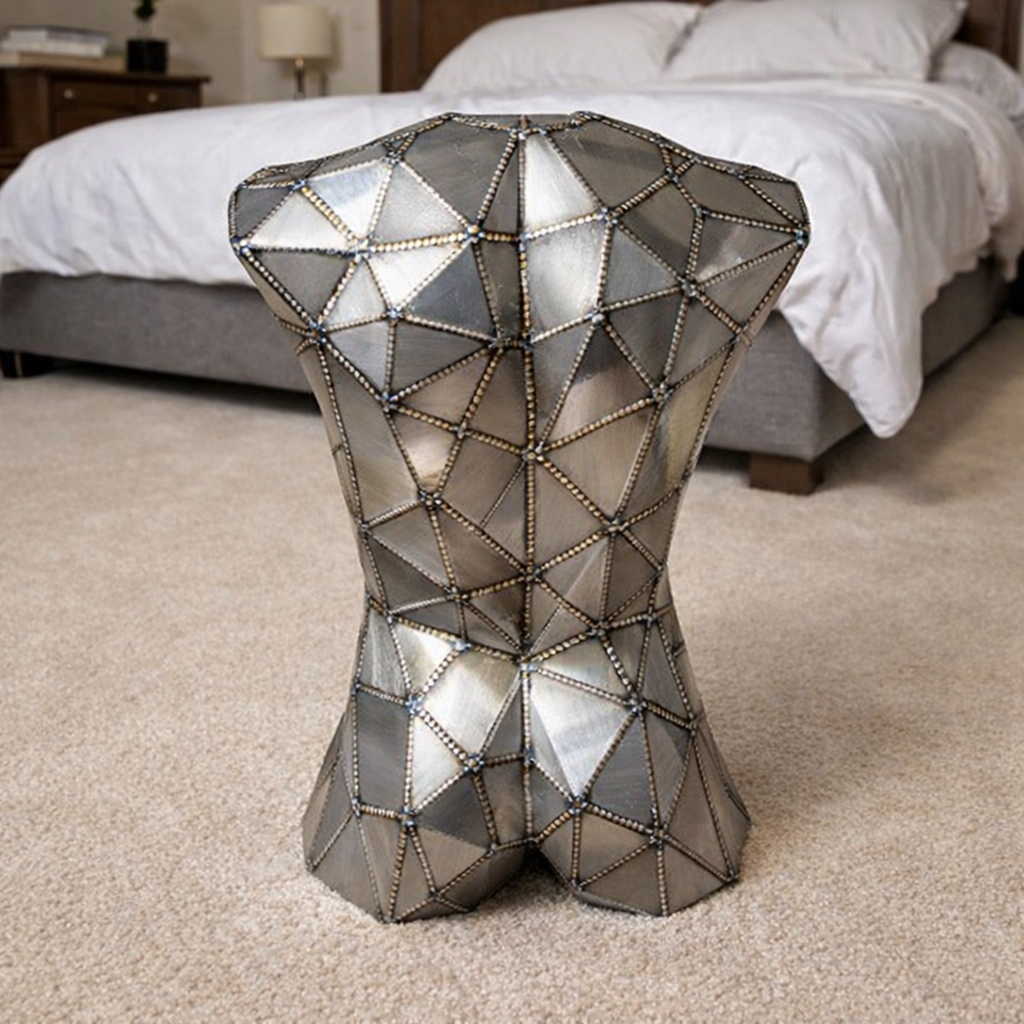 Kovový designový prvek – Torzo muže (polygonální design) - Obrázek 2