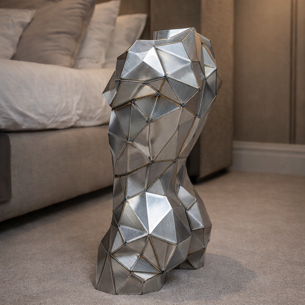 Kovový designový prvek – Torzo muže (polygonální design) - Obrázek 3